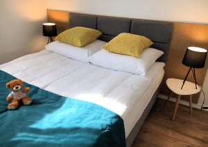 sypialnia w apartamencie całorocznym