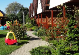 ogród plac zabaw domki nad morzem Koralia Sarbinowo